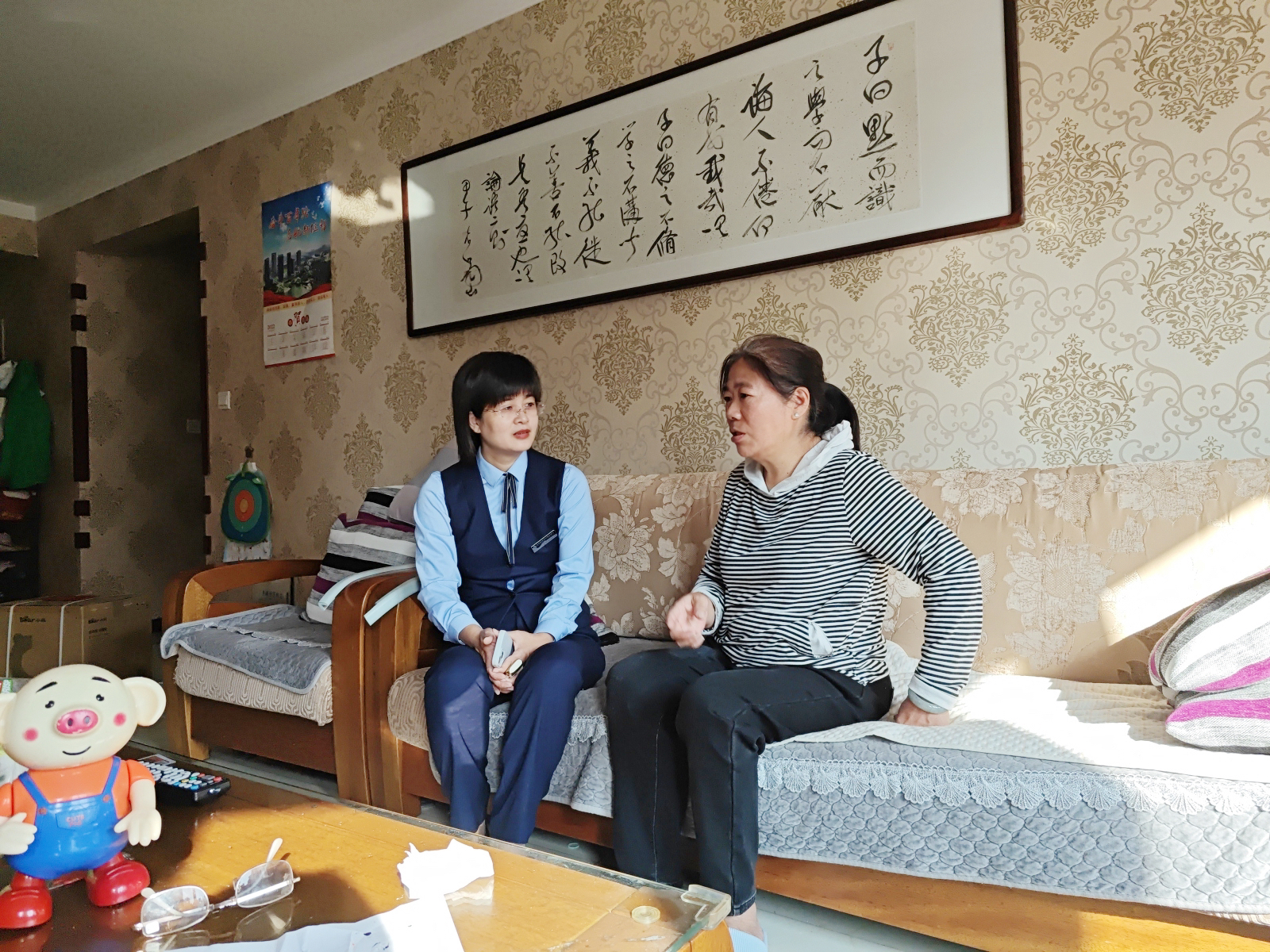图4：在重阳节来临之际走访慰问退休职工，为其送去节日祝福和慰问品.jpg