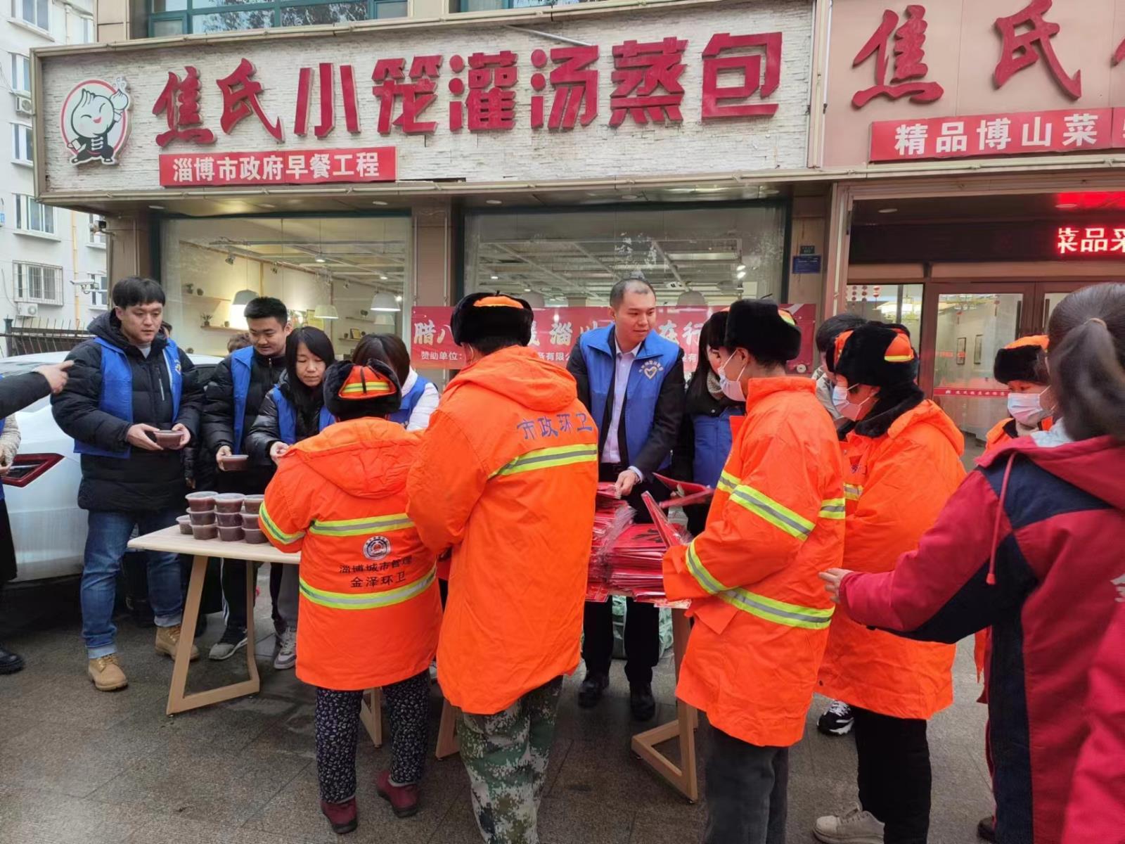 为户外工作者送上腊八粥及春联.jpg