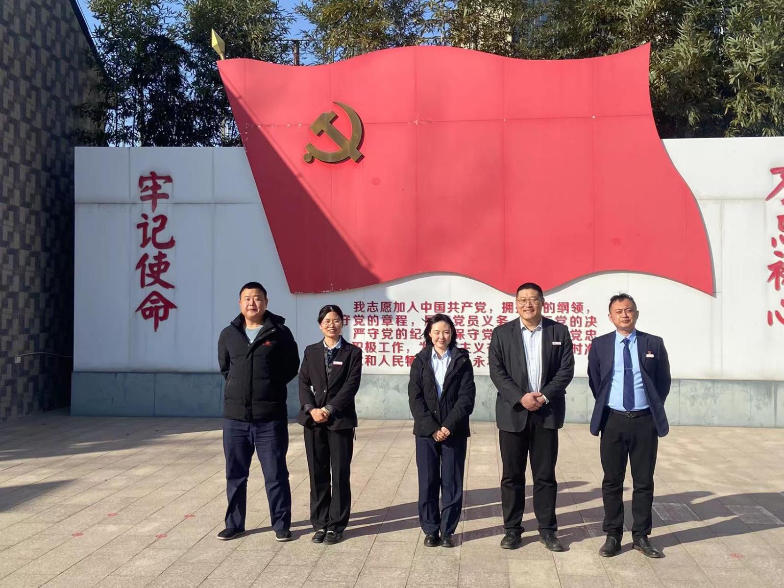 入党誓词前合影.jpg