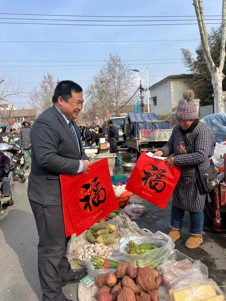 银行服务进大集，金融为民迎新春 (2).png