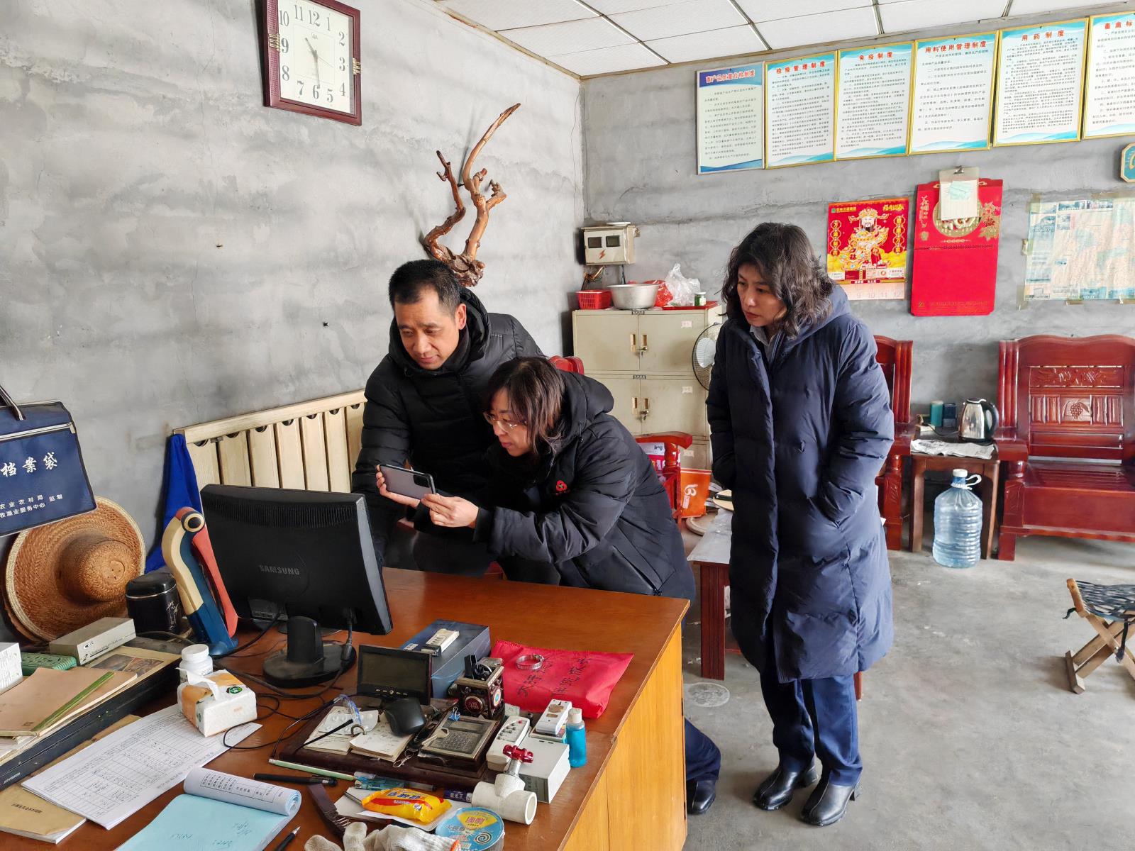 冒雪送贷显真情 (2).jpg