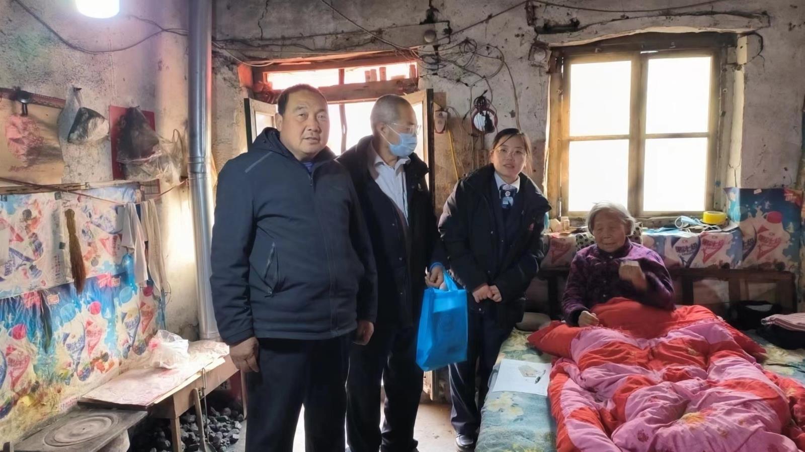 为老人提供上门服务.jpg