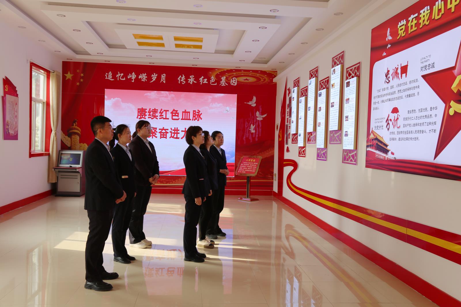 博山农商银行开展“缅怀革命先烈 传承红色文化”革命文化教育活动 (3).jpg