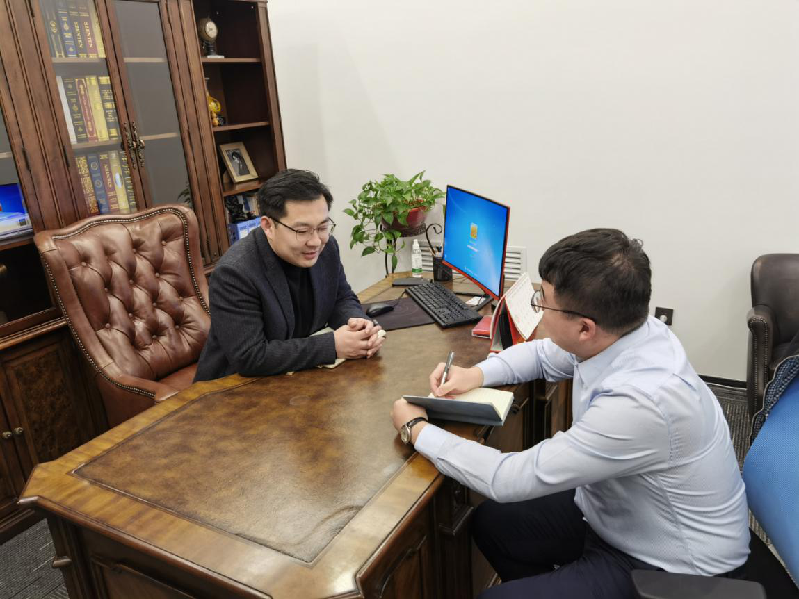 东营银行淄博高新支行客户经理走访企业负责人  摄影作者孙路路.png