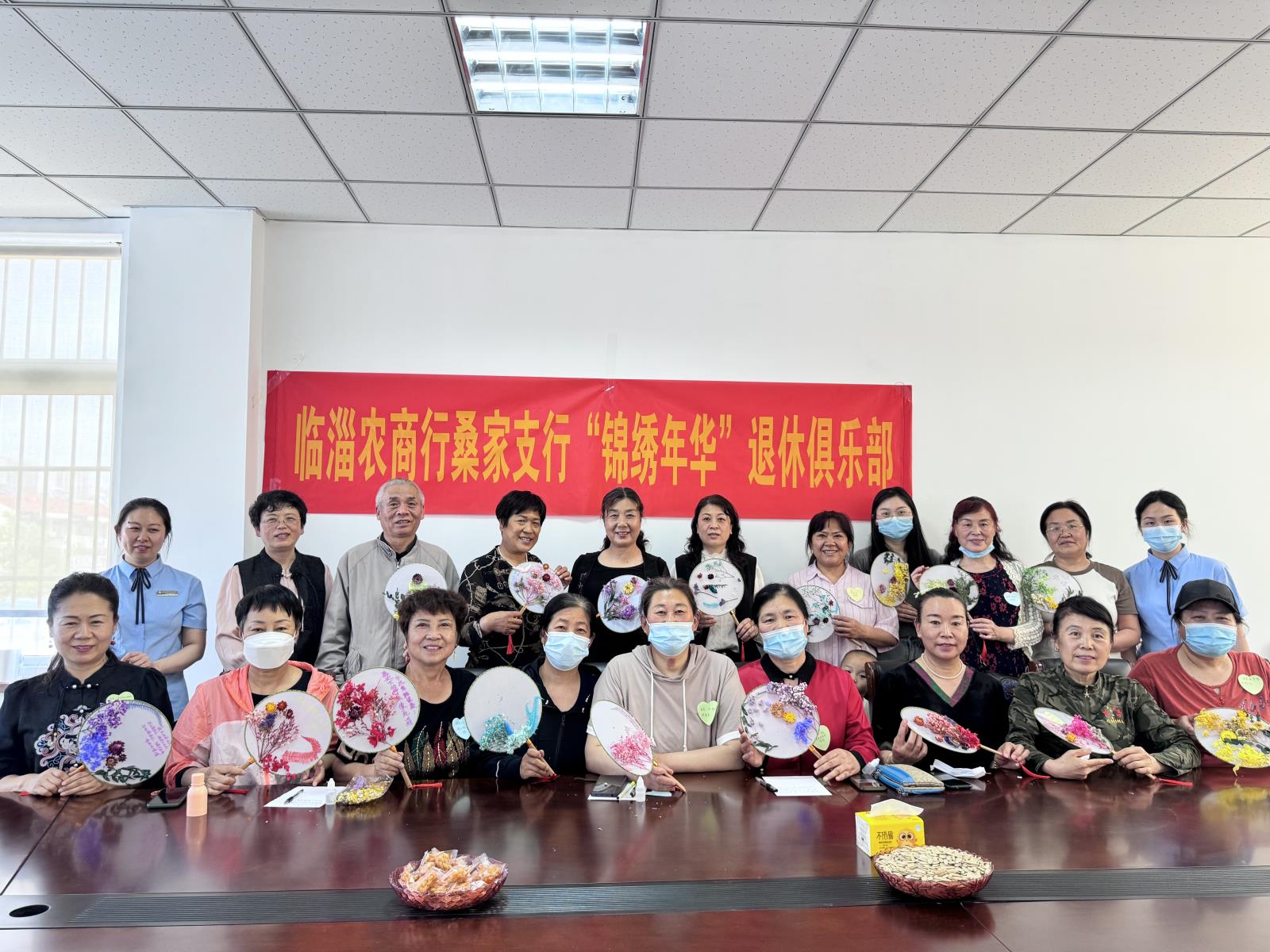 临淄农商银行桑家支行开展“以爱为韵，巧手芳华”母亲节心理关怀活动.jpg