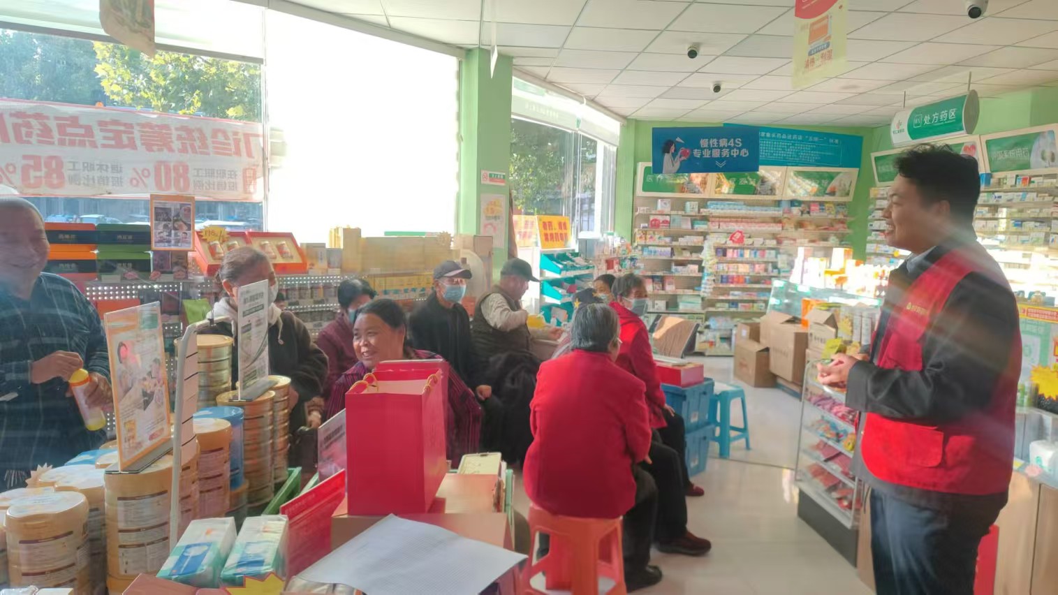 活动现场，桓台农商银行工作人员向老年客户宣传金融及反诈骗知识.jpg