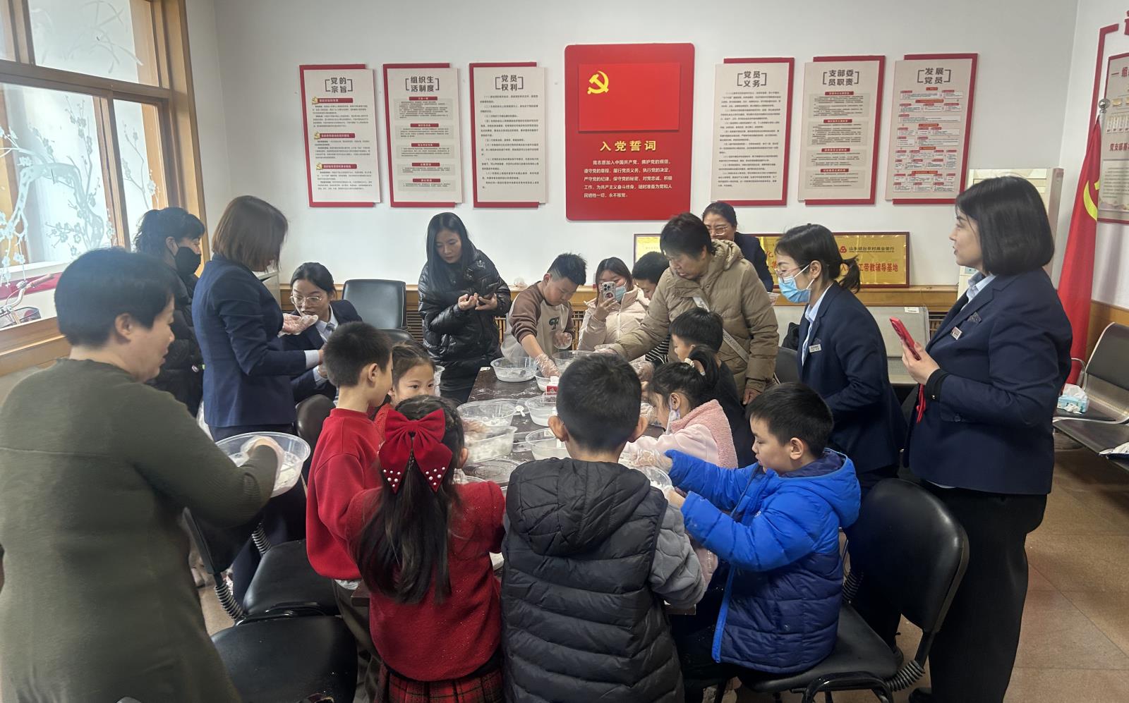 桓台农商银行与客户共庆元宵活动现场-包汤圆.jpg