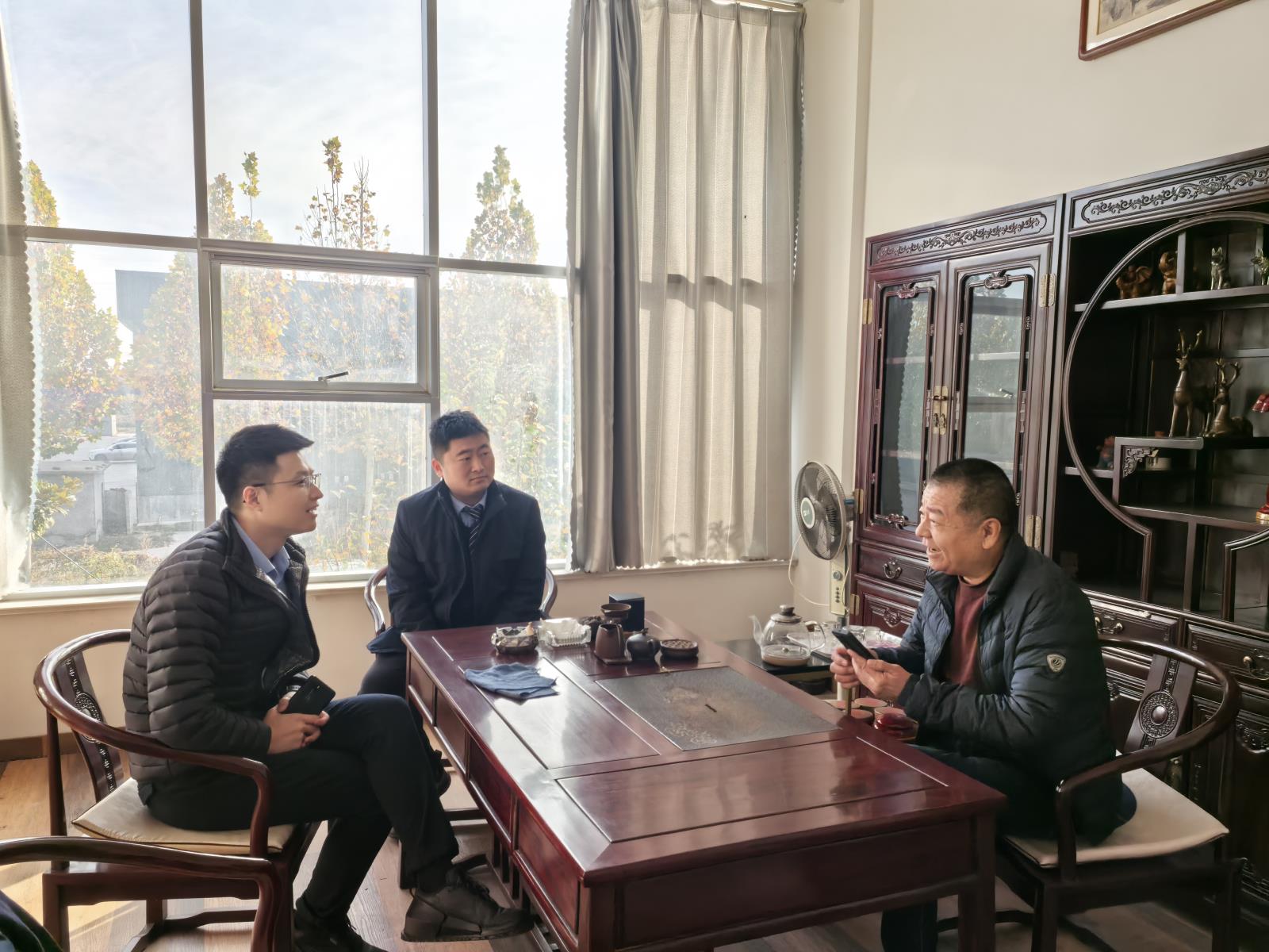 客户经理走访个体工商户，向商户介绍贷款产品.jpg