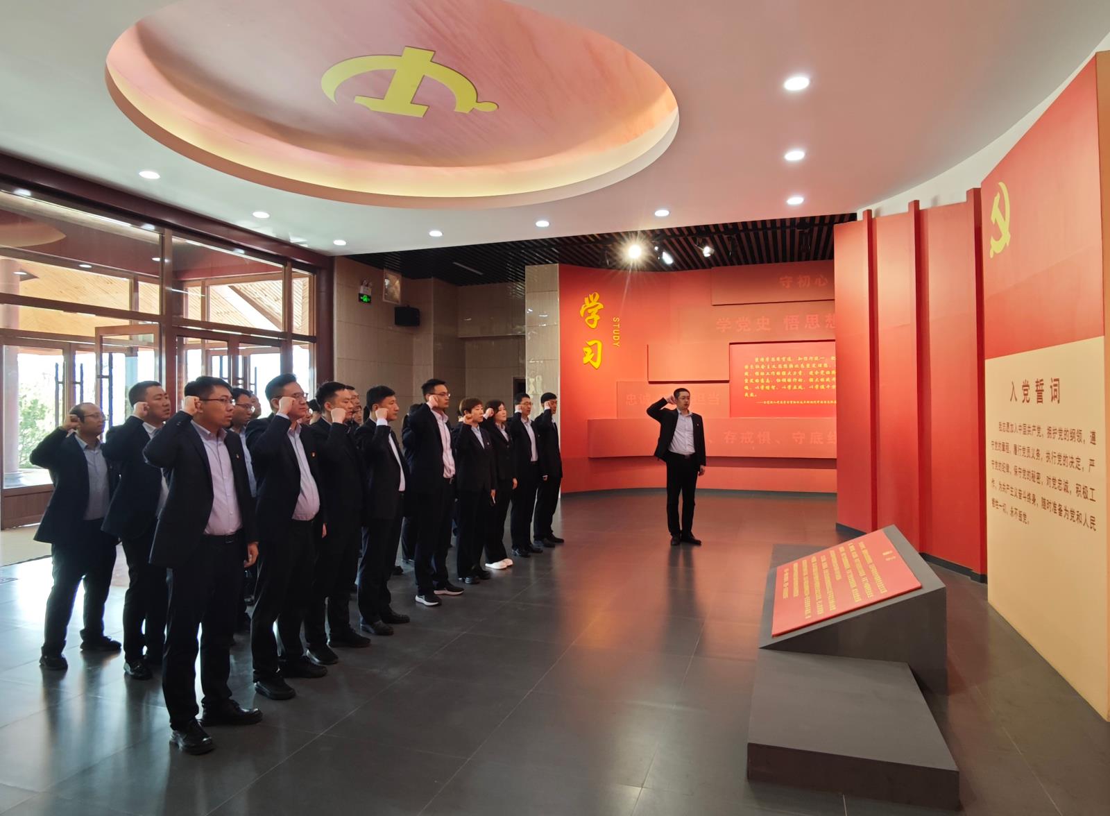 博山农商银行开展“追溯创业历程 汲取奋进力量”革命文化教育活动 (2).jpg