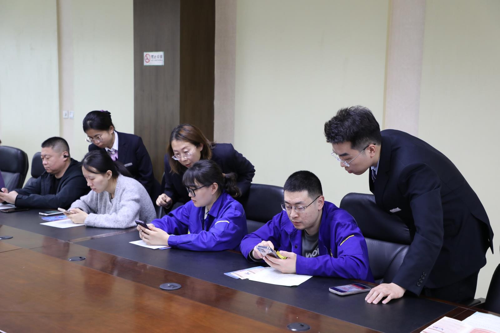 人行、工行工作人员指导企业财务人员参加反洗钱知识答题.jpg