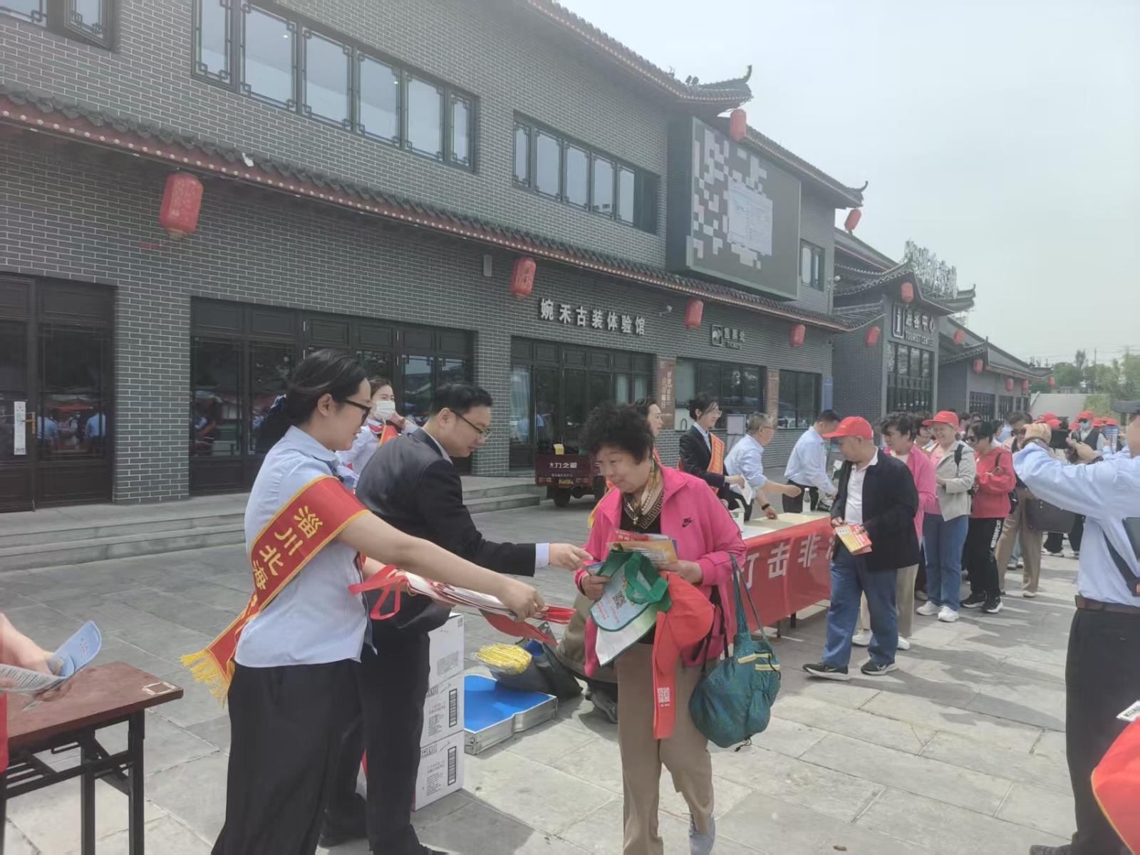 走进旅游景区.jpg
