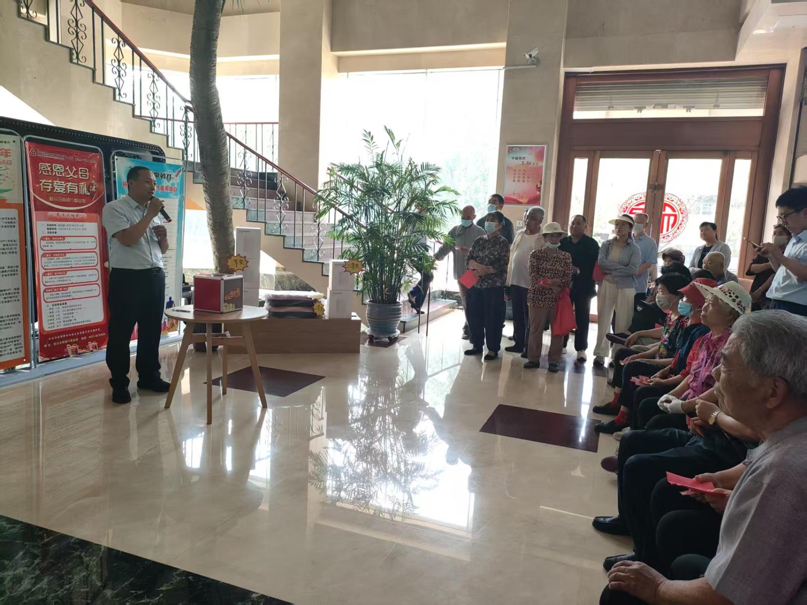 桓台农商银行工作人员在父亲节活动现场讲解金融知识.jpg