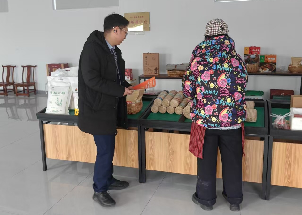 桓台农商银行开展冬日宣传服务活动 (4).jpg