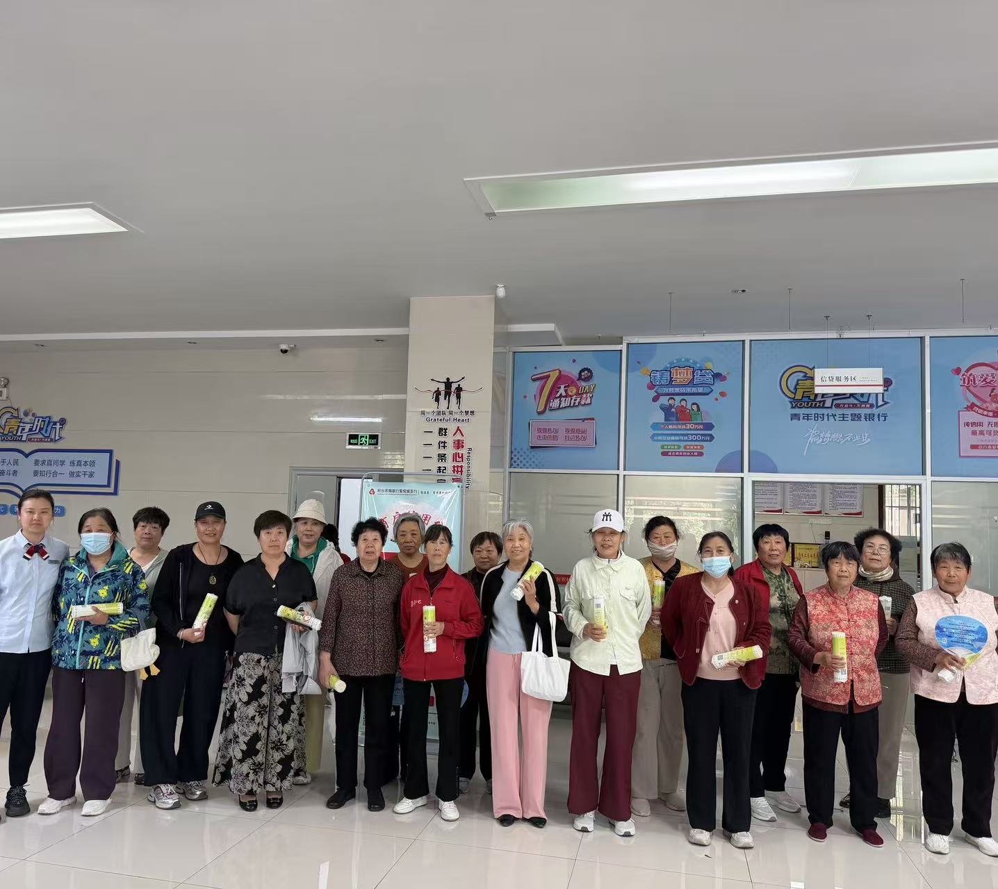 桓台农商银行工作人员工作人员在厅堂为客户讲解金融反诈知识1.jpg