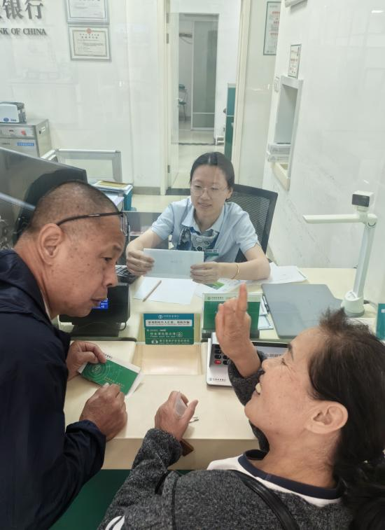 农业银行淄博张店支行：无声沟通见真情 纸笔之间传递金融服务温度.png