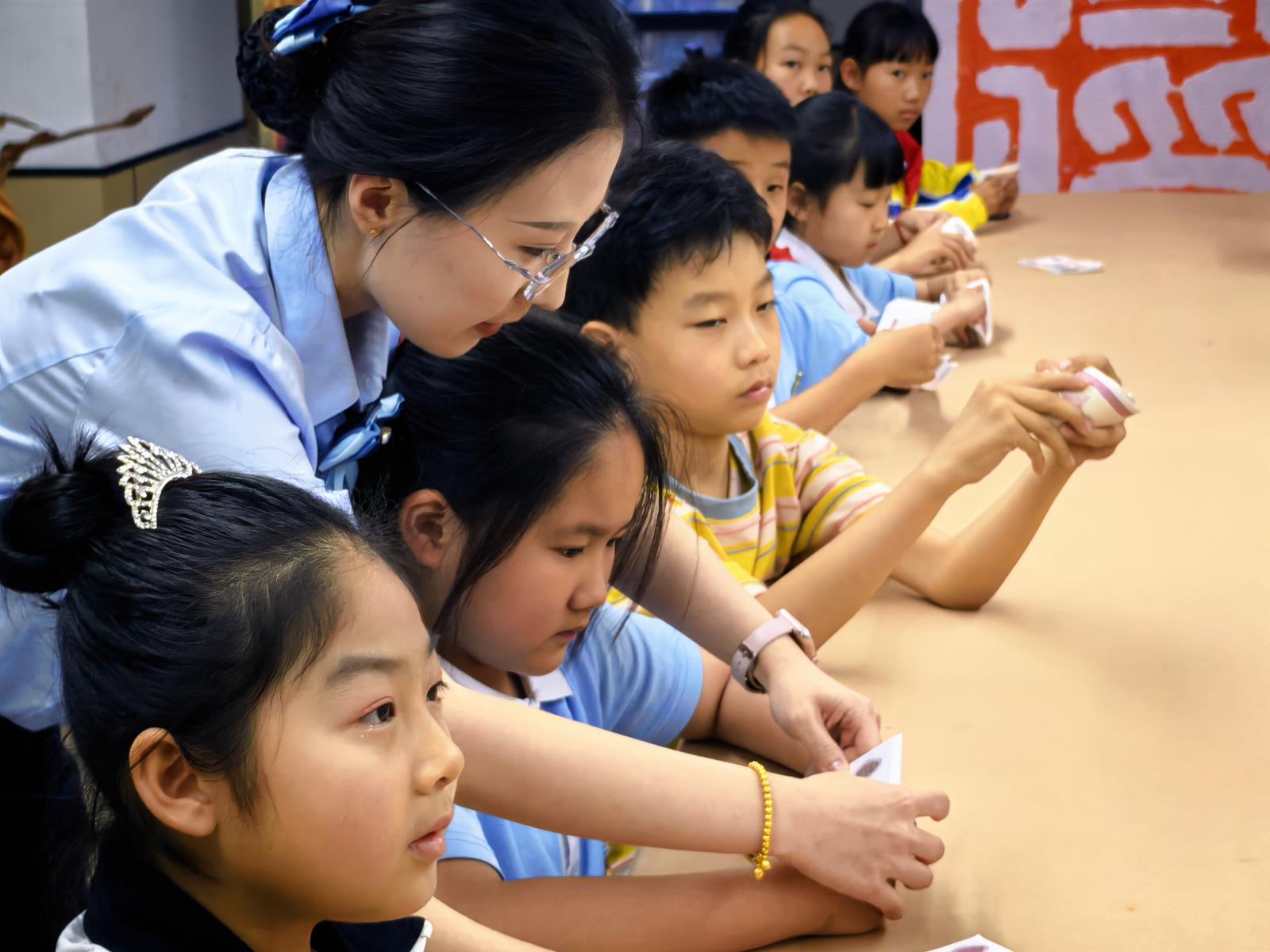 营业部工作人员走进御状元书法学校.jpg 营业部工作人员走进御状元书法学校.jpg
