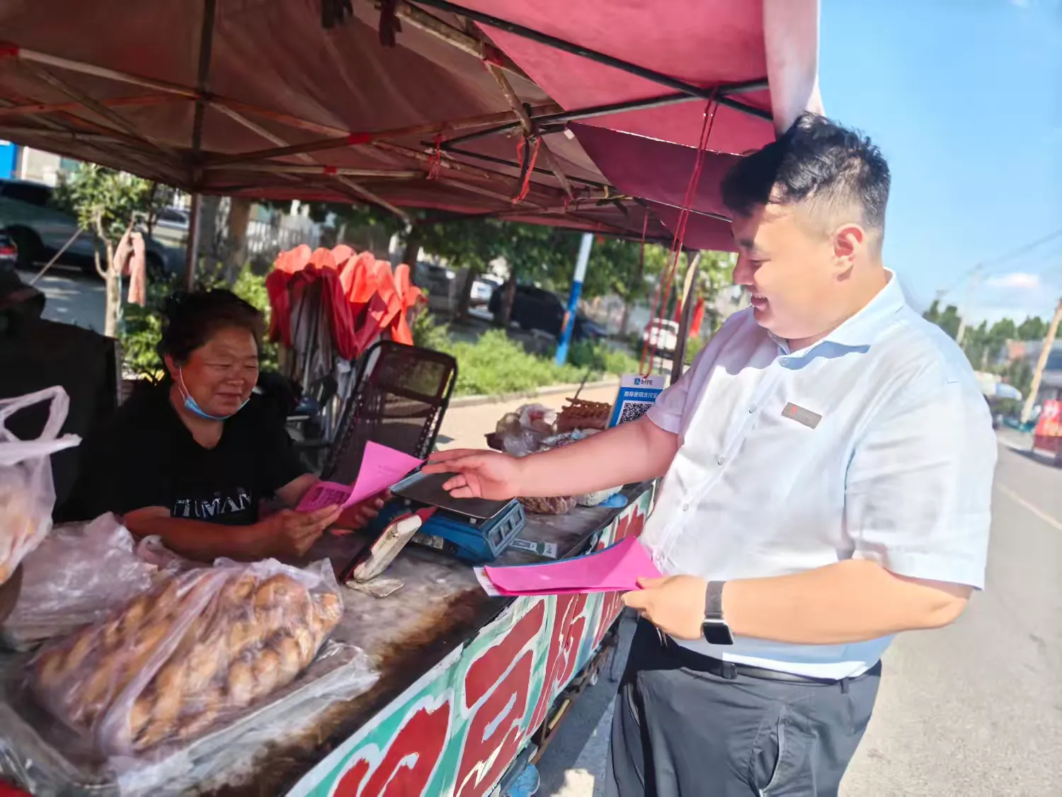 桓台农商银行走进街边商户开展金融知识万里行宣传活动.png