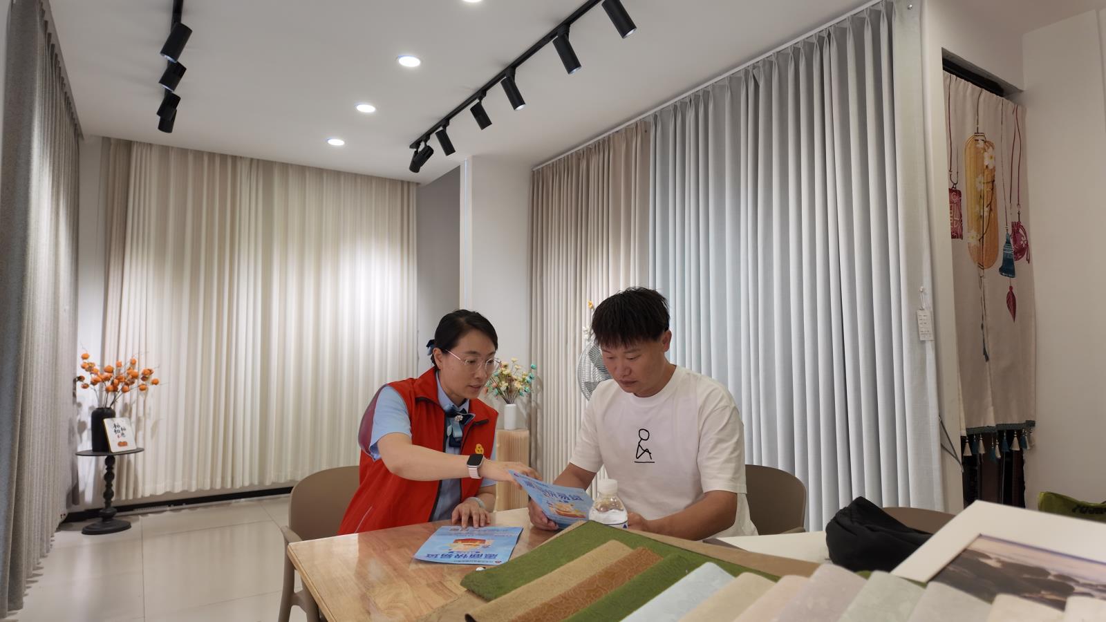 沂源农商银行员工向杜滨成宣传贷款产品.JPG